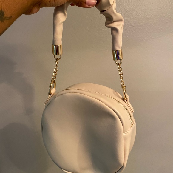 SNVX circle bag with scrunched style strap in cream - Picture 2 of 2